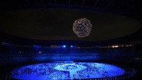 Seremoni dimeriahkan dengan pertunjukkan konfigurasi sekitar 1.800 drone di atas Tokyo Stadium yang membentuk emblem Olimpiade Tokyo 2020. (Foto: Getty Images/Leon Neal)