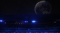 Ribuan drone yang berubah bentuk dari logo Olimpiade Tokyo 2020 menjadi bola dunia tampak spektakuler dan menarik perhatian. (Foto: Getty Images/Jamie Squire)