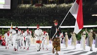 Defile kontingen Indonesia dengan bendera Merah Putih dibawakan peselancar nasional, Rio Waida. (Foto: Getty Images/Matthias Hangst)