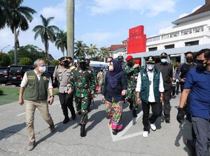 Tinjau 2 Lokasi Isolasi Pasien COVID di Bandung, Panglima TNI Semangati Pasien
