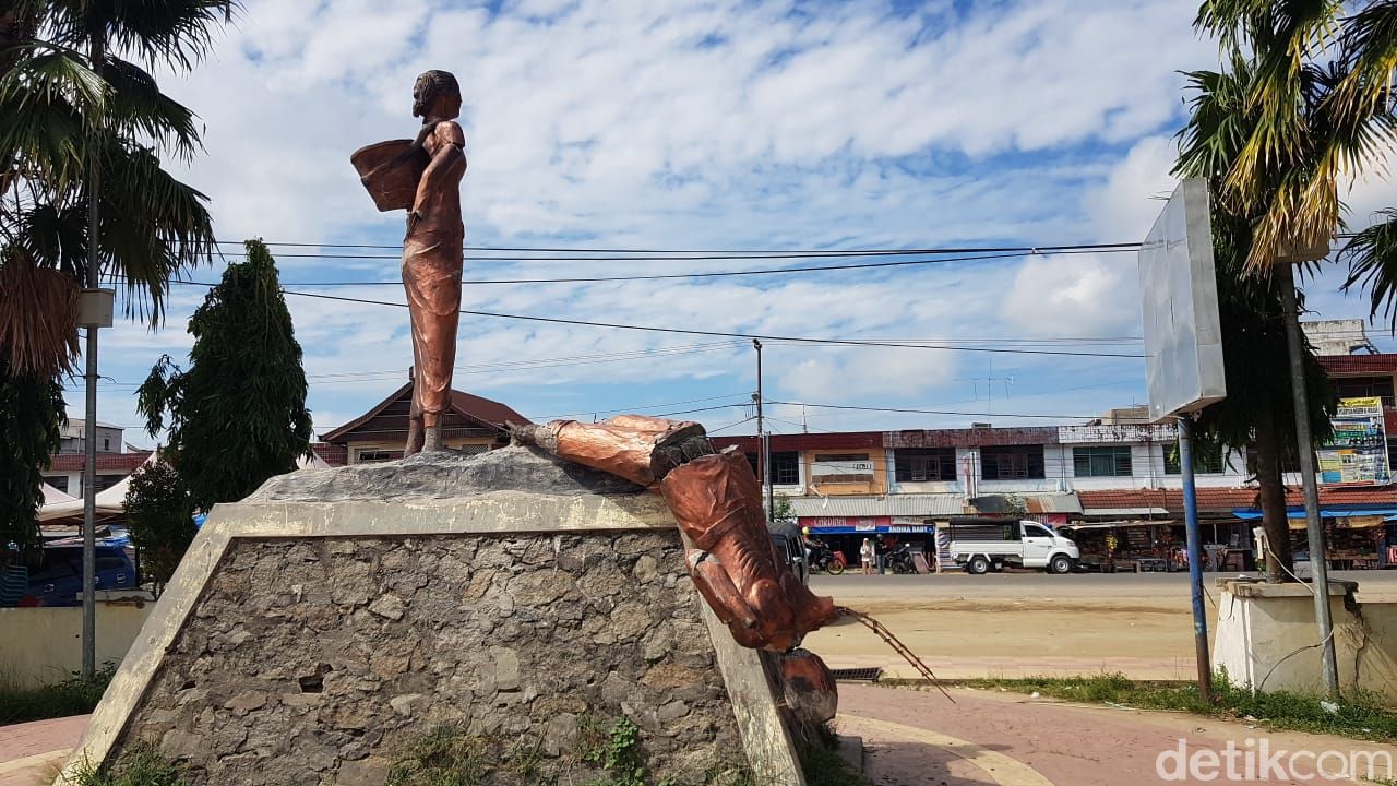 Patung di Kecamatan Wonomulyo, Polewali Mandar, Sulawesi Barat, dihancurkan pria bermartil. (Abdy Febriady/detikcom)