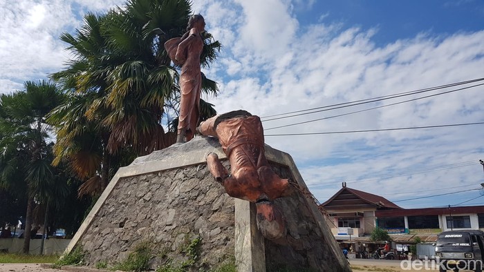 Patung di Kecamatan Wonomulyo, Polewali Mandar, Sulawesi Barat, dihancurkan pria bermartil. (Abdy Febriady/detikcom)