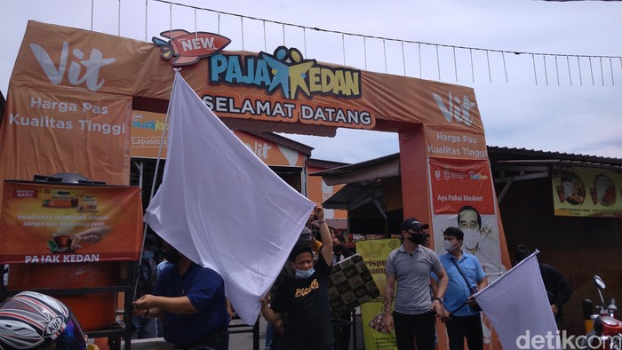 Pedagang di Medan dan Deli Serdang kibarkan bendera putih karena terdampak pandemi COVID-19. (Datuk Haris M/detikcom)