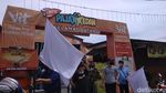 Foto: Pedagang Ramai-ramai Kibarkan Bendera Putih di saat PPKM