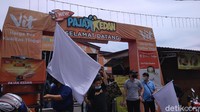 Tak hanya di pulau Jawa, di Sumatera Utara juga para pedagang di Medan dan Deli Serdang kompak mengibarkan bendera putih karena terdampak pandemi COVID-19. (Datuk Haris M/detikcom)