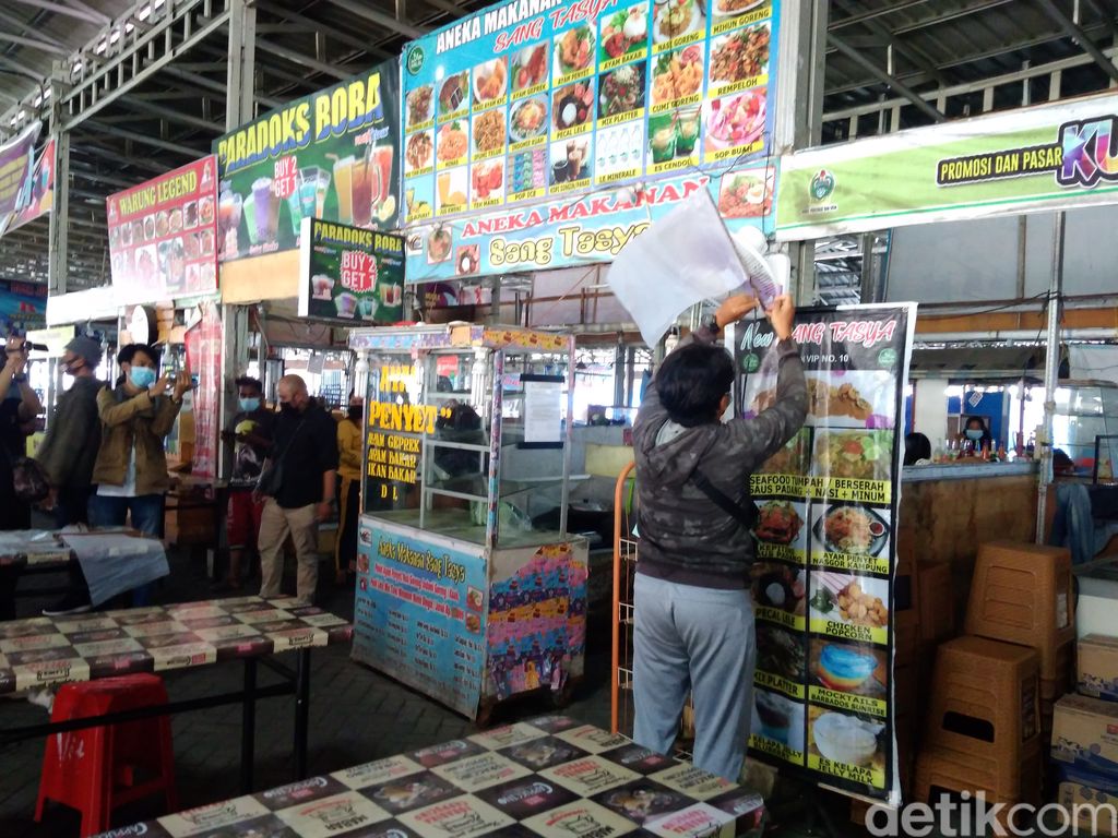 Pedagang di Medan dan Deli Serdang kibarkan bendera putih karena terdampak pandemi COVID-19. (Datuk Haris M/detikcom)