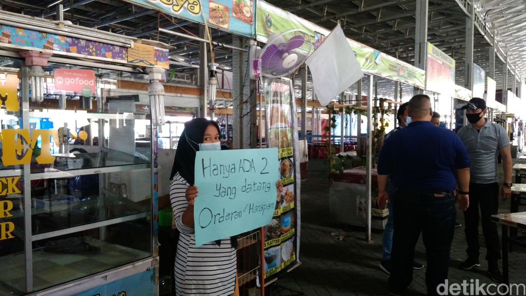 Pedagang di Medan dan Deli Serdang kibarkan bendera putih karena terdampak pandemi COVID-19. (Datuk Haris M/detikcom)