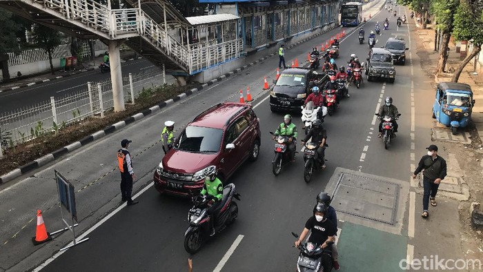 Penyekatan di Jl Mampang Prapatan Raya, Jakarta Selatan, 24 Juli 2021, pagi. (Nur Aziza/detikcom)