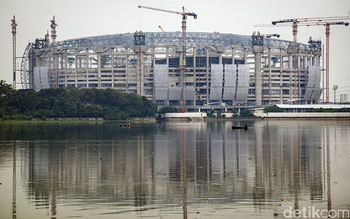 Suasana pembangunan Jakarta International Stadium (JIS) berlangsung di Papanggo, Tanjung Priok, Jakarta, Sabtu (24/7/2021). Berdasarkan laporan mingguan ke-98 yang dirilis 20 Juli 2021, PT Jakarta Propertindo (Jakpro) mencatat realisasi pembangunan stadion yang diproyeksikan berkapasitas 82 ribu penonton itu telah mencapai 63,97 persen. ANTARA FOTO/Aditya Pradana Putra/wsj.
