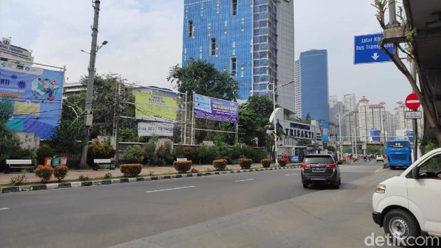 Personel TNI-Polri bersiaga di depan Universitas Trisakti untuk mengantisipasi massa aksi 'Jokowi End Game'. Mobil water cannon ikut dikerahkan. (Azhar Bagas/detikcom)