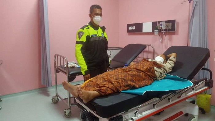 Polisi Majalengka bantu ibu melahirkan di tol cipali