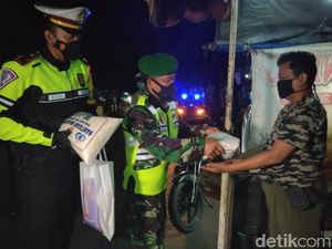 Dikira Ditertibkan, Ternyata PKL di Bojonegoro Diberi Sembako