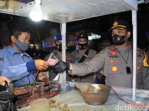 Polisi Borong Dagangan PKL Kota Kediri Saat Patroli PPKM Level 4