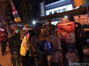 Patroli Sambil Berbagi, TNI-Polri Sebar Sembako ke Warga Lamongan
