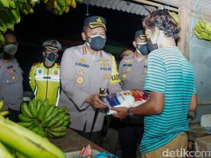 Patroli PPKM Level 4, Polisi Bagi Sembako ke PKL dan Usaha Kecil di Sidoarjo