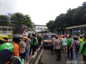 Polisi Bagikan Bansos ke Ojol di Depan Tugu 12 Mei Universitas Trisakti