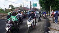 Kemudian kendaraan dari arah Jalan Sudirman yang berbelok ke Jalan Urip Sumoharjo akan memutar kembali ke Jalan Gatot Subroto dan Jalan Baros untuk menuju Jalan Gandawijaya maupun arah Padalarang serta ke kawasan Lembang.