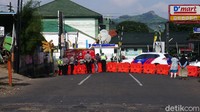 Bagi kendaraan yang hendak ke arah Baros mengambil arah belok kanan melintasi RS Dustira lalu lurus ke Jalan Gatot Subroto dan lanjut ke Jalan Baros. Sebelumnya, kendaraan dari arah Sudirman berbelok ke Jalan Urip Sumoharjo dan belok kiri melintasi RS Dustira menuju Sriwijaya untuk lanjut ke Padalarang.