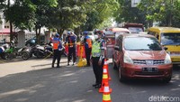 Petugas gabungan melakukan rekayasa lalu lintas di sejumlah ruas jalan di Kota Cimahi, Sabtu (24/7/2021).