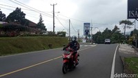 Biasanya, arus kendaraan terlihat padat di kawasan puncak pada akhir pekan. Namun kini terlihat sepi dari pagi hingga sore. (Ismet Slamet/detikcom)