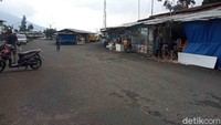 Setiap daerah terdapat penyekatan. Jadi, tak ada wisatawan yang datang dari luar kota. (Ismet Slamet/detikcom)