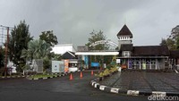 Tak jauh dengan kawasan Kebun Raya Cibodas, bahkan lebih memprihatinkan. Pusat oleh-oleh yang biasanya ramai oleh pembeli tutup sejak awal PPKM, hanya beberapa kios yang masih buka. (Ismet Slamet/detikcom)