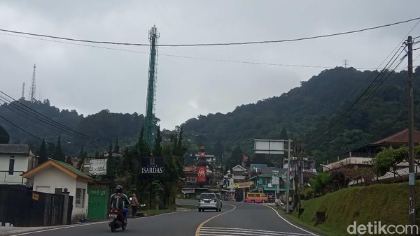 Hanya ada sedikit kendaraan yang melintas. Bahkan hanya sedikit kendaraan B yang masuk ke Cianjur. (Ismet Slamet/detikcom) Hanya ada sedikit kendaraan yang melintas. Bahkan hanya sedikit kendaraan B yang masuk ke Cianjur. (Ismet Slamet/detikcom)
