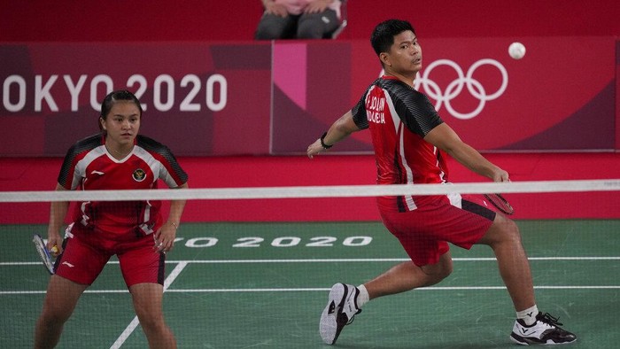 Indonesias Praveen Jordan, right, and Melati Oktavianti play against Australias Leung Simon Wing Hang and Gronya Somerville during their mixed doubles badminton matchat the 2020 Summer Olympics, Saturday, July 24, 2021, in Tokyo, Japan. (AP Photo/Dita Alangkara)
