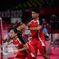 Melati Daeva Oktavianti mewakili Indonesia pada nomor ganda campuran badminton.    Bakat bermain bulutangkis rupanya diturunkan dari sang kakek dan ayah. Melati yang berdomisili di Banten lalu mengasahnya dengan bergabung bersama PB Djarum di Kudus, Jawa tengah. Perempuan 26 tahun ini tercatat pernah menjadi juara di Kejuaraan Dunia Junior BWF, BWF Grand Prix, dan International Challenge/Series. Di Olimpiade 2020, ia berpasangan dengan Jordan Praveen. (Foto: AFP/Pedro Pardo)
