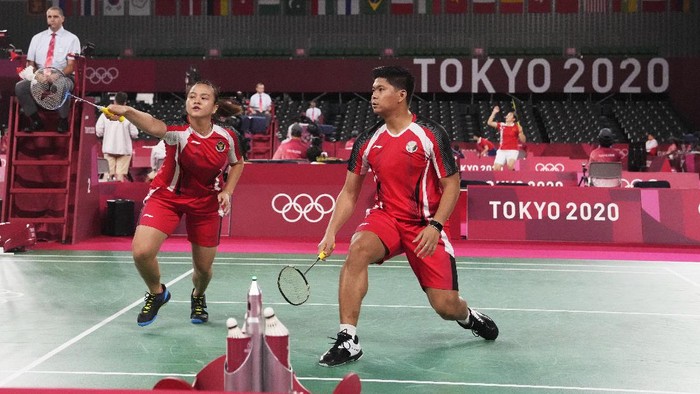 Indonesias Praveen Jordan, right, and Melati Daeva Oktavianti play against Australias Leung Simon Wing Hang and Gronya Somerville during their mixed doubles badminton matchat the 2020 Summer Olympics, Saturday, July 24, 2021, in Tokyo, Japan. (AP Photo/Markus Schreiber)