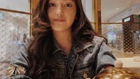 Ranty juga aktif di akun Instagram pribadinya. Ia sering mengunggah momen serunya saat kulineran, salah satunya saat afternoon tea di sebuah restoran. Foto: Instagram @rantymaria