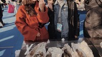 Saat menempuh pendidikan di Korea, ia dan Dea Annisa (Dea Imut) tampak menikmati sebuah festival dan menyantap tiram panggang yang nikmat. Foto: Instagram @rantymaria