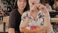 Liburan ke Bali bersama sang adik, begini akrabnya mereka berdua saat berada di sebuah kafe. Foto: Instagram @rantymaria