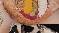 Mereka berdua memesan Dragon Bowls. Berisikan smoothies buah naga yang diberikan topping irisan kiwi, kelapa muda, mangga dan cincangan almond. Foto: Instagram @rantymaria