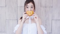 Ia juga pernah berpose lucu dengan sebuah panada isi cakalang. Panada itu ia gunakan sebagai properti pada mulutnya. Foto: Instagram @rantymaria