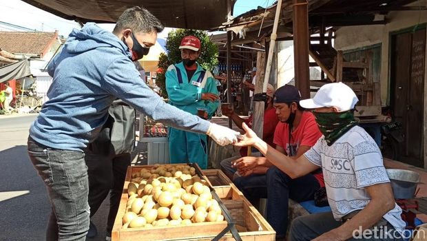 relawan jokowi-gibran bagi bantuan ke banyuwangi