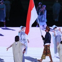 Tampil gagah nan bersahaja, Rio membawa bendera merah putih yang diikuti oleh seluruh rombongan kontingen asal Indonesia. Foto: dok. Instagram