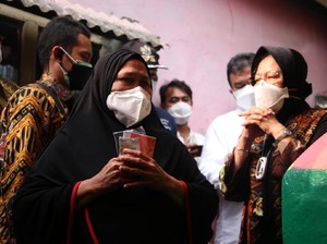 Cek Penyaluran Bansos di Purwakarta, Risma Blusukan ke Gang Sempit