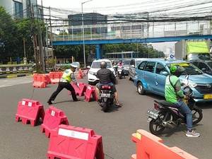 Kesal Tak Bisa Lewat, Warga Tendang Barier Penyekatan di Glodok