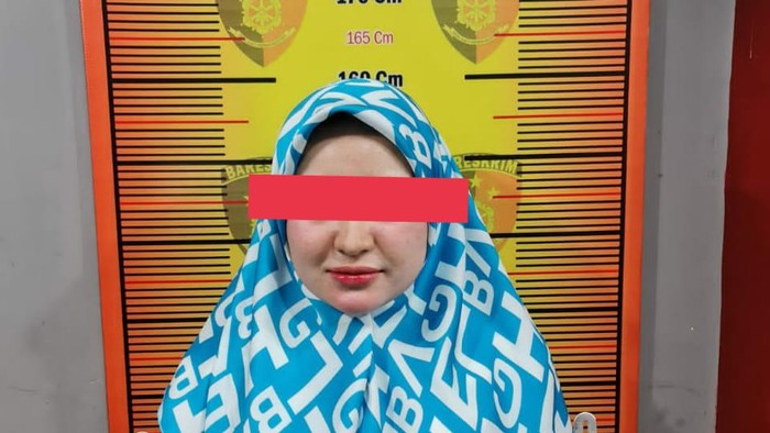 Selebgram Herlin Kenza saat diamankan polisi terkait kerumunan di Lhokseumawe Aceh (dok Istimewa)