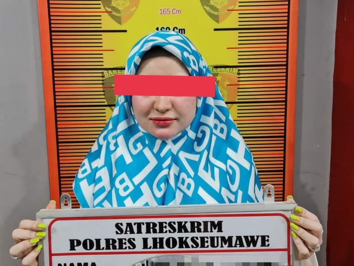 Selebgram Herlin Kenza saat diamankan polisi terkait kerumunan di Lhokseumawe Aceh (dok Istimewa)