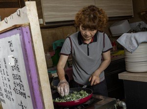 Rutin Konsumsi Makanan Organik, Wanita Ini Sembuh dari Kanker Usus Besar