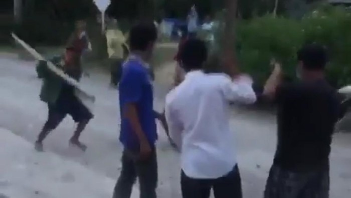 Seorang pria asal Toba, Sumut, dianiaya warga di kampungnya karena positif COVID-19. Korban sempat diikat, dipukul, hingga diasingkan. (Screenshot video viral)