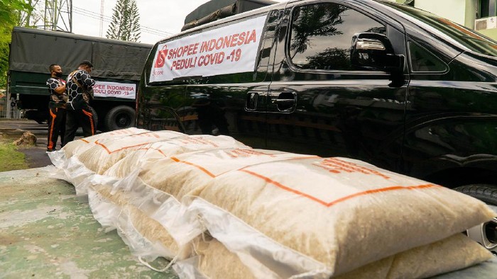 Dalam rangka membantu masyarakat yang terdampak pandemi COVID-19, Shopee bekerjasama dengan Kodam XI Udayana memberikan bantuan beras kepada warga di Bali pada Jumat (23/7).