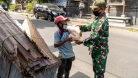 Dipimpin oleh Head of Public Affairs Shopee dan Panglima Kodam XI Udayana, Mayor Jenderal TNI Maruli Simanjuntak, tim Shopee menyalurkan bantuan beras bagi warga yang membutuhkan, tak terkecuali anak-anak. 