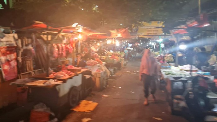 Suasana Pasar Kebayoran Lama Sabtu (24/7) dini hari