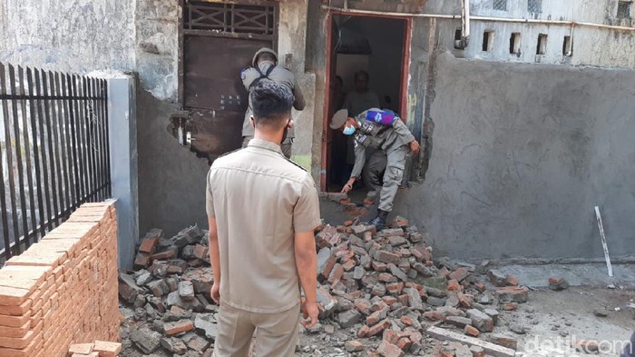 Tembok yang menutup pintu belakang rumah penghafal Al-Quran (tahfiz) di Makassar, Sulawesi Selatan (Sulsel) akhirnya dibongkar. (dok Istimewa)