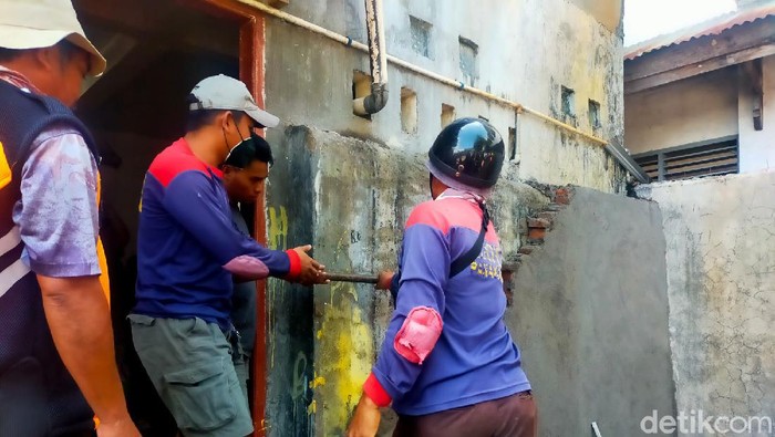 Tembok yang menutup pintu belakang rumah penghafal Al-Quran (tahfiz) di Makassar, Sulawesi Selatan (Sulsel) akhirnya dibongkar. (dok Istimewa)