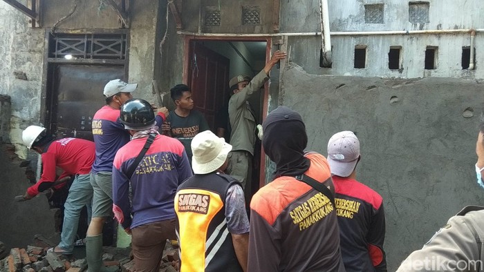 Tembok yang menutup pintu belakang rumah penghafal Al-Quran (tahfiz) di Makassar, Sulawesi Selatan (Sulsel) akhirnya dibongkar. (Taufiqurrahman/detikcom)