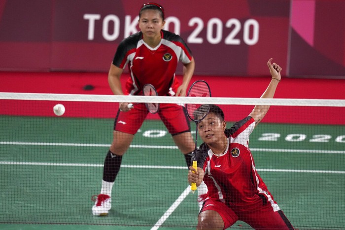 Indonesia's Greysia Polii, and Apriyani Rahayu, front, play against Malaysia's Chow Mei Kuan and Lee Meng Yean during their women's doubles badminton match at the 2020 Summer Olympics, Saturday, July 24, 2021, in Tokyo, Japan. (AP Photo/Markus Schreiber)